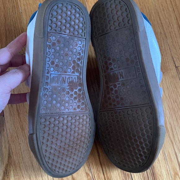 Old Navy Boys Sneakers - Size 4 - Picture 3 of 4